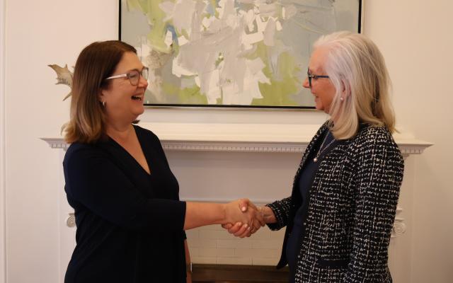 Dr. Jane Philpott and Dr. Diane Lougheed shaking hands